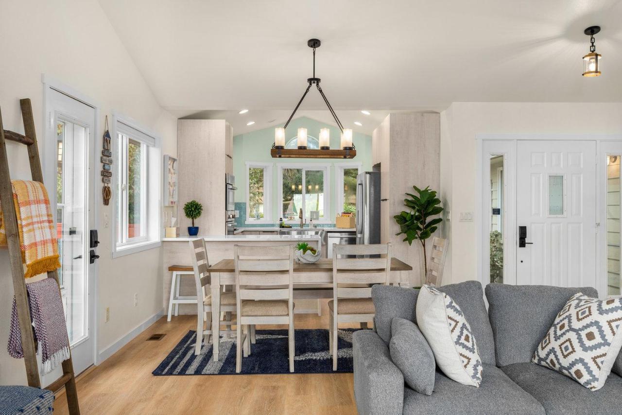@ Marbella Lane - Wave House, Your Oceanfront Retreat! Ferienhaus Oak Harbor